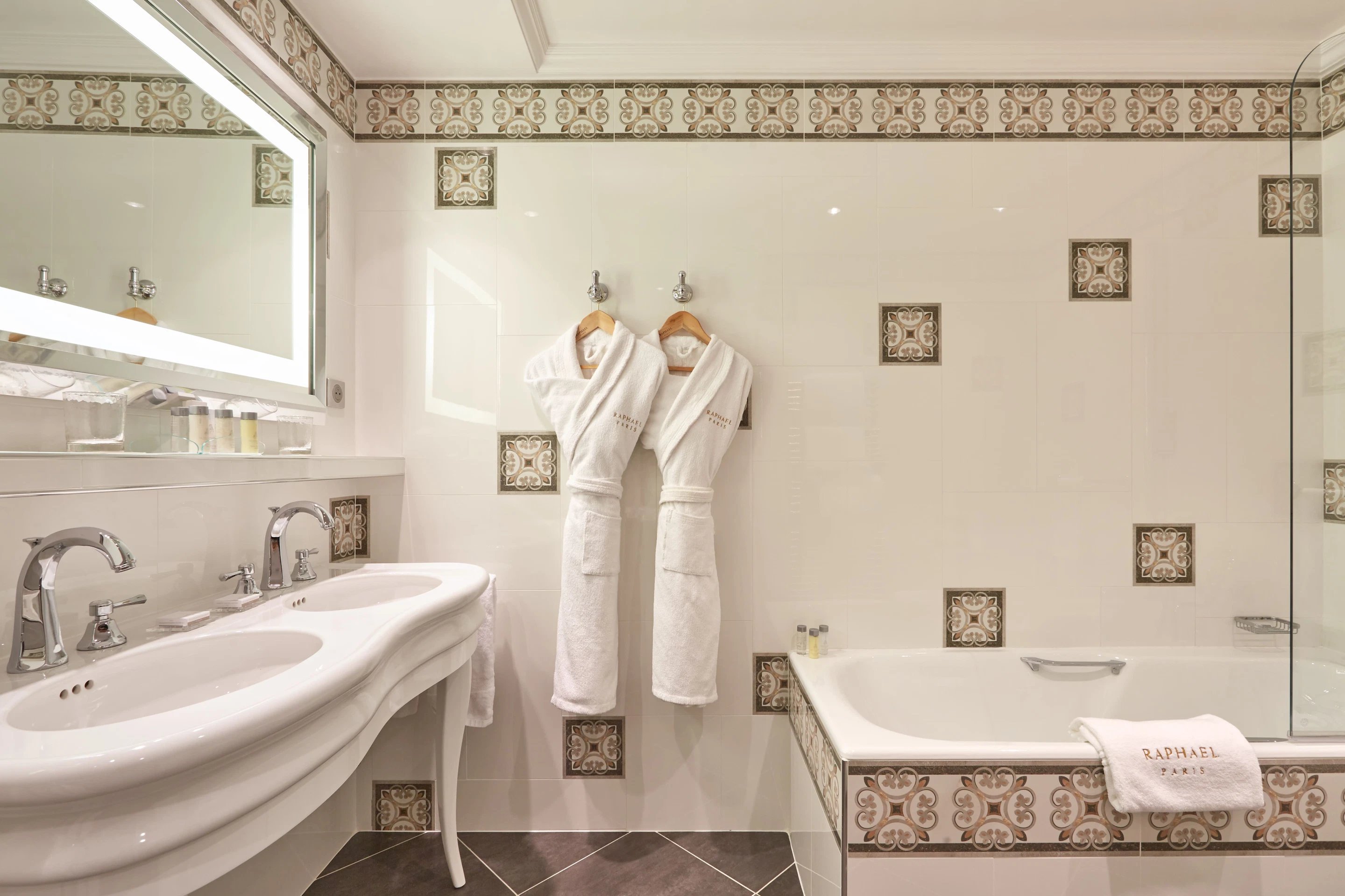 Hotel Raphael Paris Salle de bain Chambre Premium